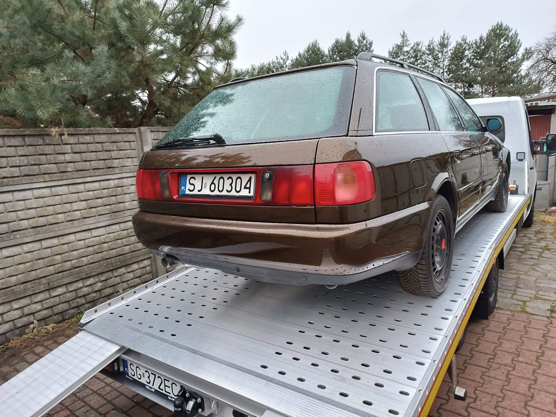 Audi Avant odebrane lawetą do renowacji przez Auto Kraks Kędzierzyn-Koźle