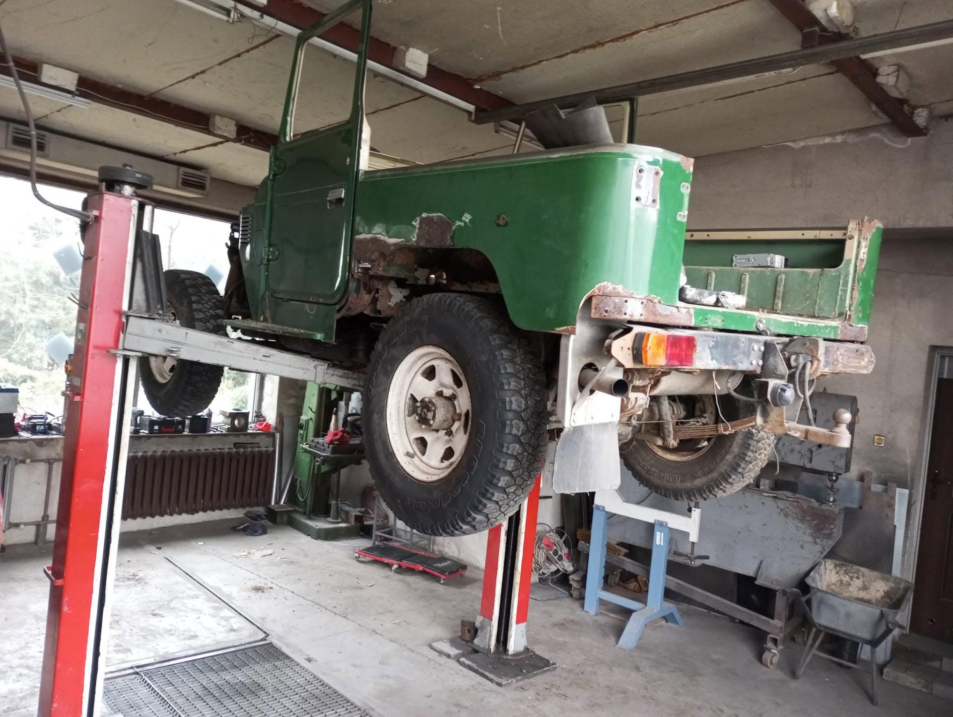 Toyota Land Cruiser na podnośniku — renowacja podwozia w Kędzierzynie-Koźlu