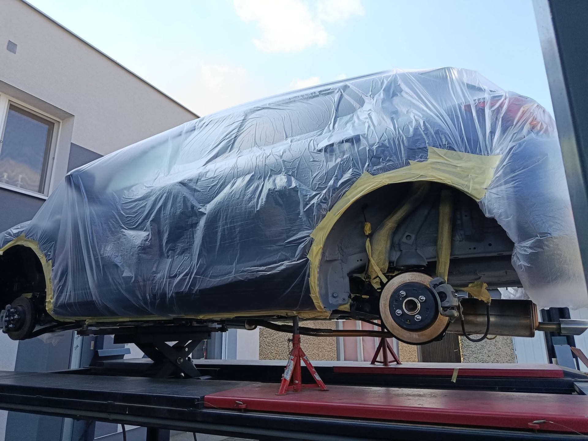 Auto zabezpieczone i przygotowane do lakierowania w kabinie